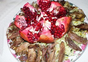 Афганский такой-же , только мясо и зирвак кладут поверх риса ,но не перемешивают.  В России как правило готовят ферганский или узбекский плов, а в заведениях общепита упрощают рецепт до не съедобного состояния.

Это я к тому, что неправильно судить о "целом" лишь по тому "немногому", что попало в поле вашего зрения