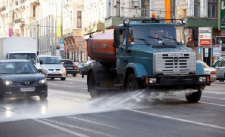 Поливайки, дорожники, красильщики, подметальщики и прочая хрень, господа ну какого хрена? Если тебе нужно смыть пыль с дороги сел в свой рыдван в 23-00 и похреначил по пустому ночному городу. Нужно убрать обочину да сколь влезет- лунный свет в помощь.
Но когда это мразота ползет в час пик сука посередине дороги, да еще и виляет от переизбытка наглости - это залет. 
Дорожные вашу мать службы, почему нельзя этого же самого мудака вызвать во вторую смену и посадить за этот же рыдван? Почему обслуживание дороги должно превращаться в катастрофу и лютый ППЦ для всего что по ней движется или пытается двигаться? Какого хрена выбоины и ямы посередине дороги прекрасно долеживаются с зимы до середины весны, а вот сука пылинки сдувать нужно обязательно 9-15 в понедельник. 
Только не надо мне трындеть про бедный асфальт который сука плавится если его не поливать целый день, в мексике и испании он видите ли не плавится и никто его там не поливает, а у нас 2 для в году больше 25грудусов и асфальт растекается во все стороны еле успеваем поливать.