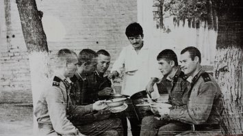 Алма-атинская обл. 1983г. Заглянули в гости к повару.