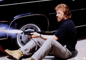 Чак Норрис 20 лет назад выглядел чуть постарше... Кадры из "Главной собаки", 1995 год.