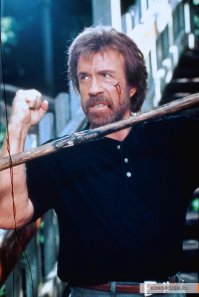 Чак Норрис 20 лет назад выглядел чуть постарше... Кадры из "Главной собаки", 1995 год.