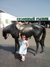 15 детей, которые точно знают, как фотографироваться с памятниками