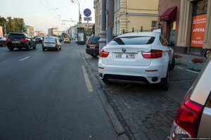 Мне кажется, что этому товарищу глубоко покласть и на знаки и на разметку и на ловушки. Есть дырка, он в нее и встанет.