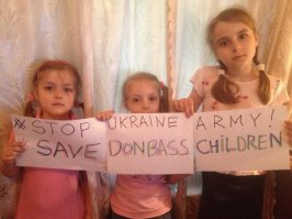 украинский интернет блокирует эти фото?
Я уверен на 100%, что эти ребята не знают английский, некоторые не умеют читать вообще, значит таблички сделали взрослые.
Пока твари жёвто-блакитные своих рядят в свастики и балаклавы, родители детей Донбасса и России просят через своих детей остановить детоубийства!