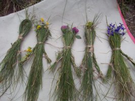 а я завидую нынешним детям. Мое детство пришлось на самый конец 80-  начало 90-х. Не было такого разнообразия. Игрушки были советскими, огромными и часто страшноватыми, хоть и любимыми. Чуть позже, конечно, появились барби, но они стоили целое состояние. поэтому родители покупали дешевые, китайские аналоги, у которых волосы превращались в мочалку,  которые ломались... помню, ходила в Детский Мир к стендам с Барби и мечтала... но это уже класс второй или третий. До школы были огромные куклы, пустые полки... была еще красная пластмассовая собака, у которой почему-то откреплялся хвост.. еще детская маленькая плита "а-ля электроплита", брат мне ею губу тогда рассек, до сих пор шрам небольшой=) на даче мы с девчонками кукол из травы делали (фото не мое)
а сейчас - что хочешь, все можно купить ребенку, пусть играет... вариантов - полно! Не обязательно же монстр хай (не понимаю почему сколько батхерта из-за них  - вполне забавные куклы). И чем плохи пупсы, похожие на детей? тем более, что на фото вообще коллекционная кукла, она не для игры, а для стояния на полочке.