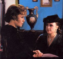 А как потом Яковлева и Розанова в "Петербургских тайнах" сыграли вместе? Люблю этот сериал. Замечательные у нас актрисы, всё их таланту подвластно. Одинаково убедительны и в роли проститутки, и светской дамы