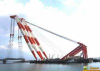 забыли добавить, что самый большой СУХОПУТНЫЙ кран, потому, что есть этот монстр