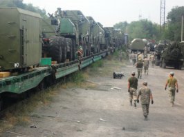 Казахстан получил от России пять зенитно-ракетных комплексов
Войска противовоздушной обороны СВО ВС РК пополнились пятью зенитно-ракетными комплексами из России, передает корреспондент Tengrinews.kz со ссылкой на пресс-службу Минобороны Казахстана.

"Зенитно-ракетные системы С-300ПС будут испытаны на боевых практических стрельбах и переданы на вооружение в подчиненные воинские части войск противовоздушной обороны СВО ВС Республики Казахстан для несения боевого дежурства по прикрытию воздушного пространства Республики Казахстан", - рассказал командующий войсками противовоздушной обороны СВО ВС РК Нуржан Муканов.
Комплекс был доставлен железнодорожным транспортом на станцию "Жетысу" близ Алматы. Отмечается, что зенитно-ракетный комплекс С-300ПС, предоставленный Казахстану на безвозмездной основе, предназначен для уничтожения малых низко летающих целей. С получением зенитно-ракетных систем С-300ПС войска противовоздушной обороны усилят способность охраны и обороны по прикрытию воздушного пространства республики.