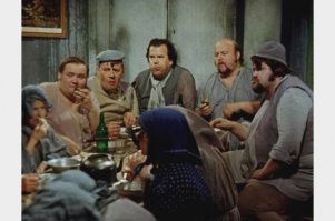 Когда будут раздавать фуагра, пормезан и прочий запрещенный санкционный деликатес - кто, интересно, окажется бедным? на чей стол попадёт? не этим ли "сиротам" из 12 стульев?