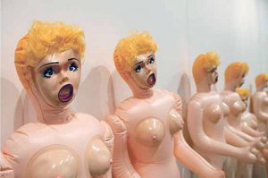 я уж подумал, что папашка мозг отморозил, а он, оказывается, шутник. Прикрепил куклу и решил нас всех повеселить.
Ждем следующее видео "моя жена прыгает из самолета без парашюта". В главной роли - резиновая Зина.