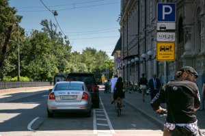 На бульварном кольце отняли у автомобилистов правый ряд, а в среднем еще и стоянок понарисовали.