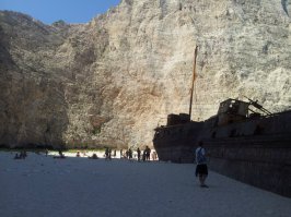 Удивительно красивые пляжи, где вам никто не помешает отдыхать!

Автор, а ты сам тем был?
Я в июле там был. Хрен там отдохнешь. Народу как селедки в банке. И туристические корабли и катера мешают плавать.