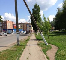 Судя по протоптанной тропинке, обходят такие столбы люди.
Таки верят в примету:)