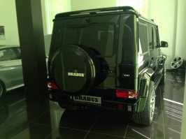 Да прикольно конечно!
Для информации на фото Mercdes Benz G700. (о чем говорит шильдик на решетки радиатора от компании BRABUS) не думаю что это просто Ара-тюнинг. В настоящим G700 - стоит как правило доработанный мотор G63 AMG и выдает он 700л.с. от сюда и G700.
В Москве такой стоит в районе 390 000евро.