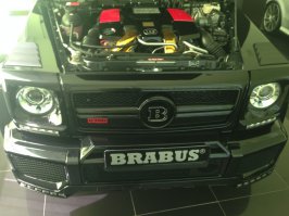 Да прикольно конечно!
Для информации на фото Mercdes Benz G700. (о чем говорит шильдик на решетки радиатора от компании BRABUS) не думаю что это просто Ара-тюнинг. В настоящим G700 - стоит как правило доработанный мотор G63 AMG и выдает он 700л.с. от сюда и G700.
В Москве такой стоит в районе 390 000евро.