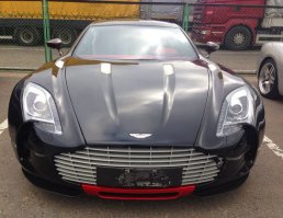 По поводу Aston Martin One 77
Справка:
Aston Martin One-77 — Всего выпущено 77 экземпляров. Все One-77 были распроданы ещё за год до премьеры. Стоимость порядка 1,5 млн евро. 12-цилиндровый V-образный атмосферный двигатель объёмом 7,3 литра, мощностью 760 л.с. и 750 Н·м крутящего момента, является самым мощным в мире безнаддувным двигателем на сегодняшний день. C 0 до 100 — за 3.7 сек. Максимальная скорость — 354 км.ч)
Из тех что я видел.
один - красного цвета в Дюссельдорфе (Германия)
один (самый последний в серии 77/77 - болотного цвета в Астане (Казахстан).
один в Москве. К тому же самый первый о чем свидетельствует шильдик на пороге машины.
Фото с Московской таможни года 1,5 назад.