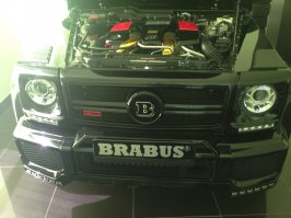 Да прикольно конечно!
Для информации на фото Mercdes Benz G700. (о чем говорит шильдик на решетки радиатора от компании BRABUS) не думаю что это просто Ара-тюнинг. В настоящим G700 - стоит как правило доработанный мотор G63 AMG и выдает он 700л.с. от сюда и G700.
В Москве такой стоит в районе 390 000евро.