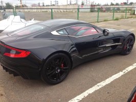 По поводу Aston Martin One 77
Справка:
Aston Martin One-77 — Всего выпущено 77 экземпляров. Все One-77 были распроданы ещё за год до премьеры. Стоимость порядка 1,5 млн евро. 12-цилиндровый V-образный атмосферный двигатель объёмом 7,3 литра, мощностью 760 л.с. и 750 Н·м крутящего момента, является самым мощным в мире безнаддувным двигателем на сегодняшний день. C 0 до 100 — за 3.7 сек. Максимальная скорость — 354 км.ч)
Из тех что я видел.
один - красного цвета в Дюссельдорфе (Германия)
один (самый последний в серии 77/77 - болотного цвета в Астане (Казахстан).
один в Москве. К тому же самый первый о чем свидетельствует шильдик на пороге машины.
Фото с Московской таможни года 1,5 назад.