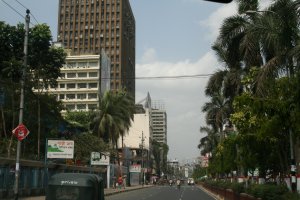 Автору неплохо бы историю страны поучить. Пока их не колонизировали англичане, местные селились в основном по берегам рек, и за счет этих рек и жили - рис, рыба, всякие креветки. Регулировалась численность населения высокой естественной смертностью, что с точки зрения естественного отбора правильно. Жили и развивались, как могли. А потом пришли англичане, много чего оттуда повывезли, ну и привезли конечно. В частности, лекарства. И получилось следующее - если до появления прививок выживал, допустим, каждый 8 ребенок, то после - каждый второй. А поскольку страна мусульманская, то контрацепция запрещена. Вот их и наплодилось. Только бездельников там особо нет. Работают, как могут. И да, посмотрите на их лица - люди не злые, не недовольные. Да, трудно там жить, но дерьмо есть везде, только совершенно не обязательно в него лезть.