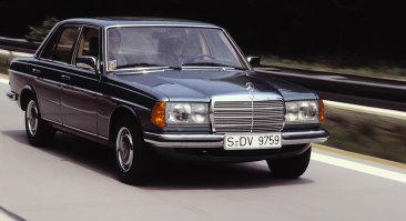 Про фары автор просто не в курсе. В америке ещё с 40-х годов был единый стандарт для всех авто - фара круглая, 7 дюймов. Со временем одинаковую размерность отменили, но форма по прежнему должна была оставаться круглой. 
Наглядный пример Мерседес в 123 кузове. Изначально авто был с прямоугольными фарами, но американский рынок они поставлялись с круглыми вставками, что бы соответствовать дурацким требованиям.