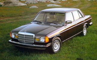 Про фары автор просто не в курсе. В америке ещё с 40-х годов был единый стандарт для всех авто - фара круглая, 7 дюймов. Со временем одинаковую размерность отменили, но форма по прежнему должна была оставаться круглой. 
Наглядный пример Мерседес в 123 кузове. Изначально авто был с прямоугольными фарами, но американский рынок они поставлялись с круглыми вставками, что бы соответствовать дурацким требованиям.