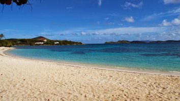 Остров Сант Томас, Карибы, ноябрь прошлого года. Там действительно было очень мало народа, зато полно игуан, которые сожрали мой недоеденный банан и требовали ещё.