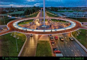 В нашем городе дорожки либо выделенные, либо по разметка по краю проезжей части. Но уровень    безопасности такой, что ребенок с 7 лет один на велике ездит в школу за 2 км. По проезжей части. Голландия.