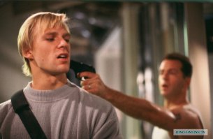 Здесь конечно не рука об руку, но всё-же можно вспомнить хорошего человека...Александр Годунов и Брюс Уиллис "Крепкий орешек"