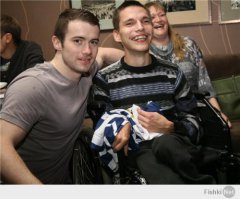 А у нас в Хабаровске парень в коляске болельщик ХК "Амур" очень хотел сфотографироваться с Якубом Пертужалеком. Он даже подговаривал нас дождаться его на служебке, но так как хоккейный сезон у нас в холодное время мы не могли ему позволить это сделать. И пришлось с чешским хоккеистом договариваться о встрече в ином месте. 
Так Якуб не только согласился, но ещё пришел с Яном Муршаком и принес свою сетку на которой оставила автографы вся команда . Макс был СЧАСТЛИВ!