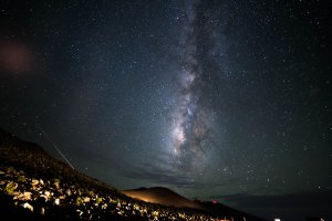 Там где я живу, ночью на небе не видно млечного пути. Но когда уехал в Белорусь, во время гулянья по г. Борисов, отошёл пописать и направил взгляд на небо, с этого вида я обалдел! Никогда ещё не видел млечного пути и не думал, что это так красиво, когда видишь своими глазами))))