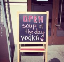 Таблички у баров и кафе, которые не позволят вам пройти мимо