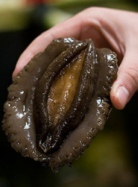 я ел рамбутан, по вкусу как обычный белый виноград!

а ухо ещё не ел)))))))))))