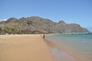 Ну я б не назвала это "много туристов". Разгар дня, разгар сезона (август).
Остров то большой, пляжей много, как многолюдных, так и наоборот. Когда есть машина под попой, то никаких проблем. Можно забрести в такие уголки, где не только месное население, а и вообще людей нет в оадиусе нескольки десятков км(мы так как то заблудились).
Но кроме этого там есть огромное кол-во безумно интересных и разннообразные мест, чего не скажешь о мелких островках. Лично для меня (у всех свои интересы) тоска зеленая.