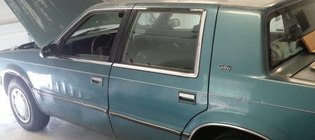 А у меня, Dodge Dynasty 1992 года, когда открываю или закрываю дверь, такое ощущение, как будто дверь бункера на случай ядерной войны, закрывают. Фото прилагается.