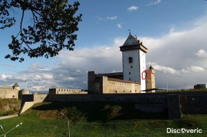Башня Германа Нарвского замка. Обведённый выступ является ничем иным как "туалет типа сортир". теперь им никто естественно не пользуется - внешний вид испортит. добавлю что в находящейся через 3-4 сотни метров Ивангородской крепости были изначально оборудованные отхожие места с выгребными ямами. Вот такая европейская цивилизация со срачем прямо на улицу и на стены.