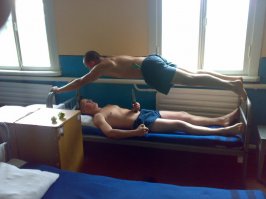 у чувака за поясом нож, но он воспитывает силу воли