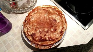 а это все можно есть?!
обычно для таких глянцевых фото их и лаком мебельным мажут, и машинным маслом поливают, и газовой горелкой подпаливают и т.п.
инстаграм в этом смысле достовернее