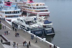 Патриарх Кирилл, в Форбсе не значится, а яхты имеет
