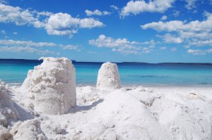 Пляж Hyams Beach - это реально необычно. И очень красиво. 
Смотреть в полный размер.