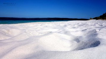 Пляж Hyams Beach - это реально необычно. И очень красиво. 
Смотреть в полный размер.