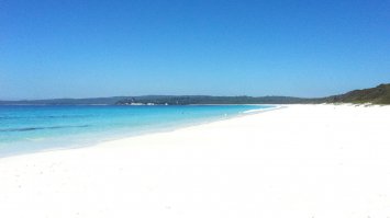Пляж Hyams Beach - это реально необычно. И очень красиво. 
Смотреть в полный размер.