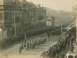 В  1918г. Владивостока времён интервенции 1918-1922 "США, Англия, Япония, Канада и Италия" А у хохла везде одно США мерещиться