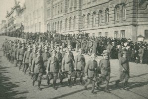 В  1918г. Владивостока времён интервенции 1918-1922 "США, Англия, Япония, Канада и Италия" А у хохла везде одно США мерещиться