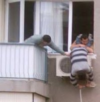 Конечно!!! Не хочется углубляться, но все-же... Сложный вопрос с опорами - это не точки А и В. Это линия контакта АВ... Следовательно, опоры надо заменять не сосредоточенными силами, а распределенной по длине АВ нагрузкой, которую не так просто определить.
Важно другое - слишком часто кондиционеры ставят так, что о технике безопасности вообще говорить не приходится: