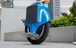 у нас такие предпочитают, все чаще и чаще вижу, макс скорость 28км/ч, запас хода 25км (у нас, это в Лондоне) если интересно: гуглить "unicycle electric"