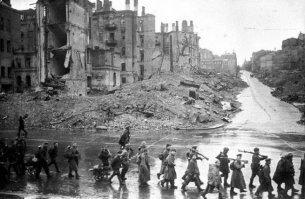 Единственное только не написали, кто ж его разрушил этот Хрещатик, а так солидно смотрится, "Хрещатик после Фашистов." И как бы все, кто не особо знаком с историей, или не особо ей верит, понимает, что его разрушили немцы, а ни кто угодно.