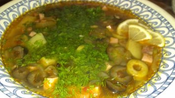 Борщ хорошо,но  солянка сборная мясная ещё вкусней будет.