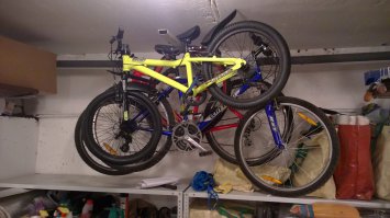 Как в России хранят велы)))
После покатушек в дождь по пересечёнке вел весь в ..овне.
И если подвесить его над столом, то на деловые бумаги будут падать комья грязи.
ещё лучше подвесить его над кроватью.