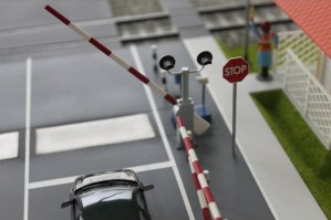 Вот таким должен быть нормальный железнодорожный переезд вблизи населенных пунктов.