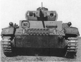 Давайте с подводного хода. БТ-ПХ и Т-26-ПХ, насколько мне известно не вышли за стадию опытного образца. Немецкий Tauchpanzer III - да, серийная машина, точнее - одна из модификаций серийного танка, с довольно заметными отличиями. На "Тиграх" же линейные танки, а не специально модернизированные, имели такое штатное оборудование для хождения по дну (остальные, "четверки", например - по башню).
Фюрер приказал поставить 88мм пушку в танк Порше. На хеншелевской машине должна была стоять рейнметалловская пушка с коническим стволом. По бронепробиваемости и точности она была лучше. Но бронебойные характеристики достигались именно за счет вольфрамового сердечника (нужно порядка 15 кг на один боекомплект одного танка). А мест, куда вставить сердечник, особенно в 1942 году, немцы и так имели предостаточно - те же 37мм и 50мм пушки.
На фото - лоб "ныряющего" танка. Ободок - для уплотнителей